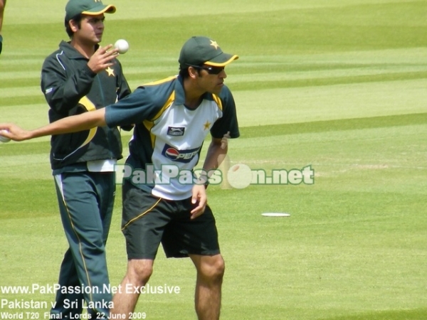Umar Gul and Ahmad Shehzad warm-up