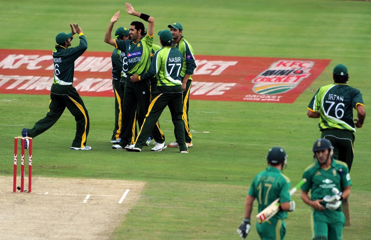 Umar Gul and the Pakistan team celebrate a wicket