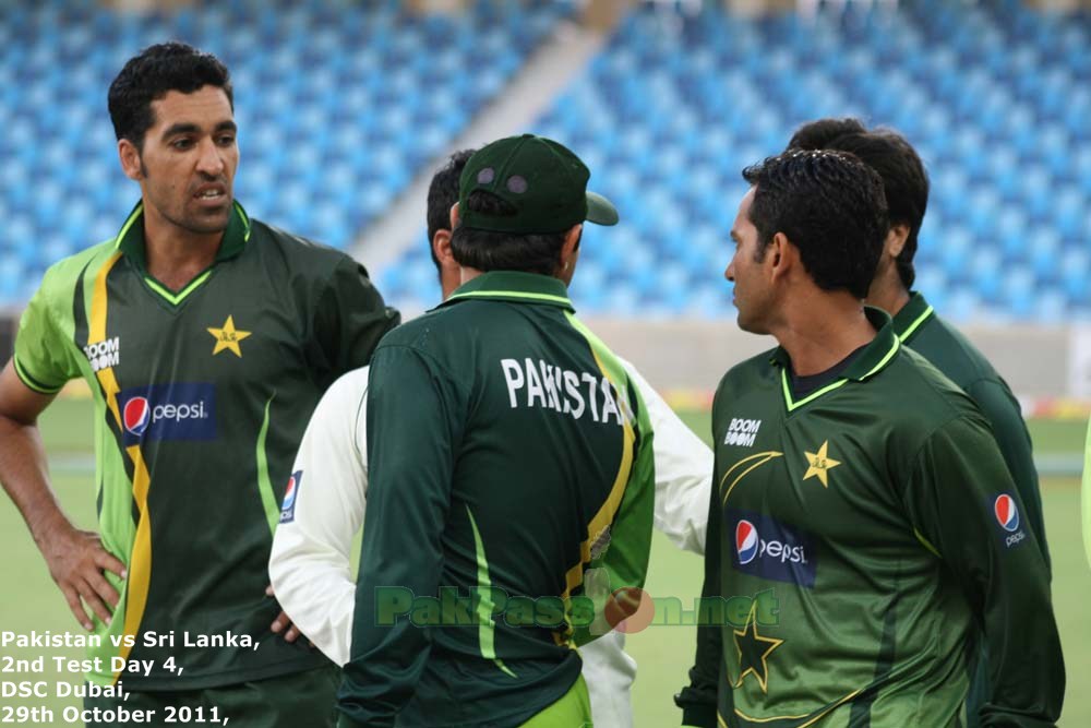 Umar Gul around his teammates