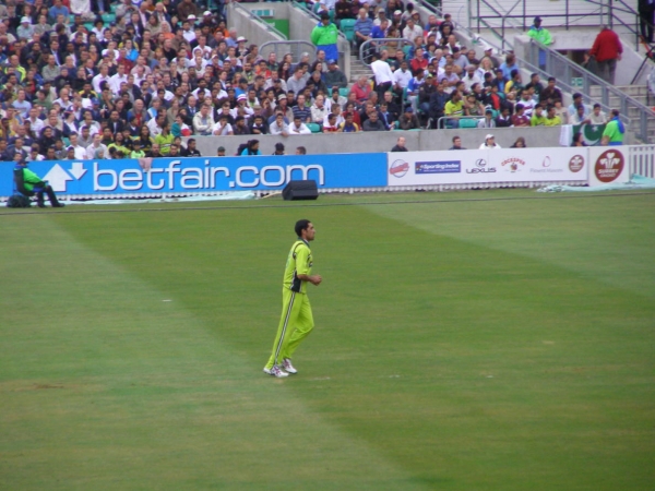 Umar Gul at the Start of his Runup