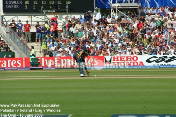 Umar Gul fields one off his own bowling