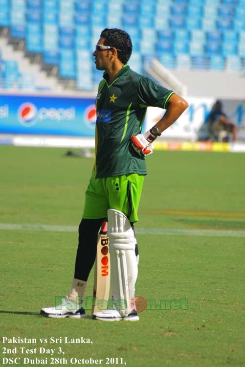 Umar Gul practicing his batting during a practice session