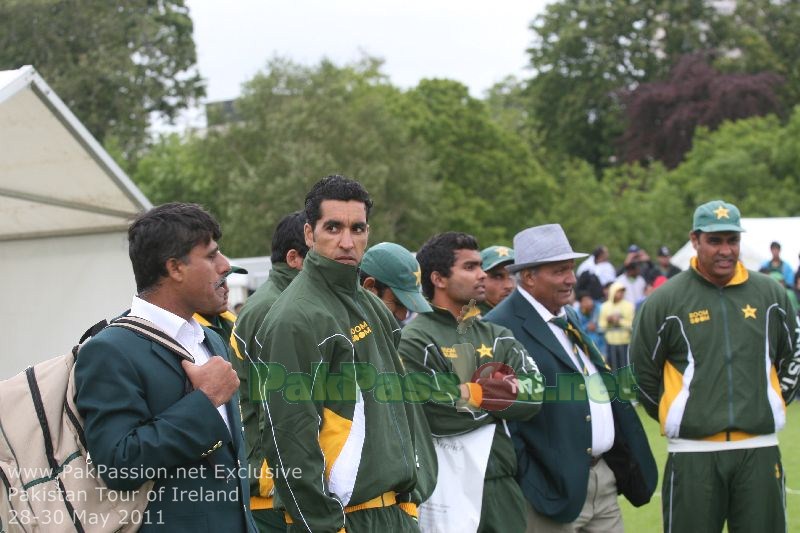 Umar Gul, Umar Akmal, Intikhab Alam (Manager), Waqar Younis (Coach)