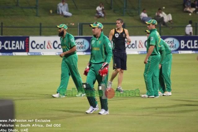 Wayne Parnell and AB de Villiers with Hashim Amla