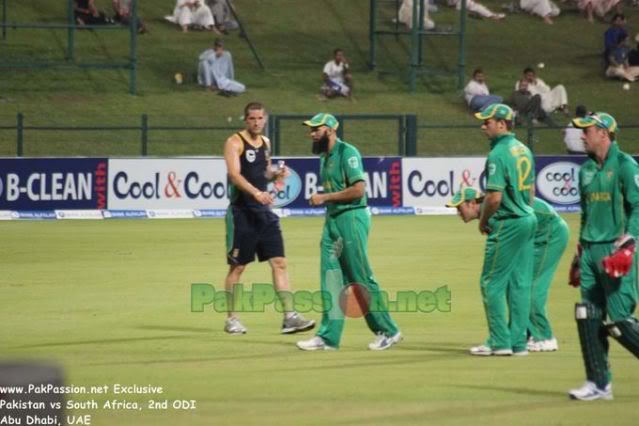 Wayne Parnell and AB de Villiers with Hashim Amla