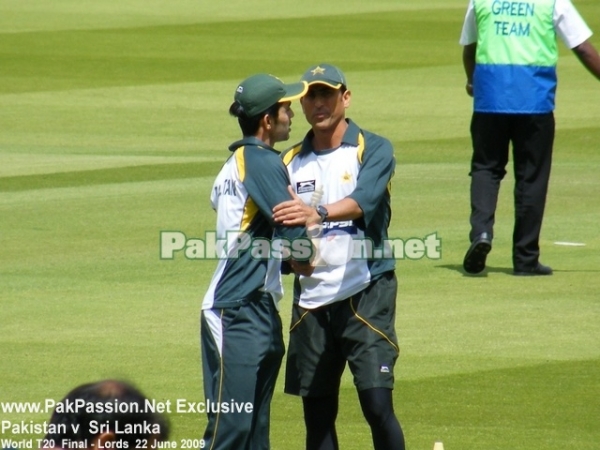 Younis Khan chats with Fawad Alam during warm-ups