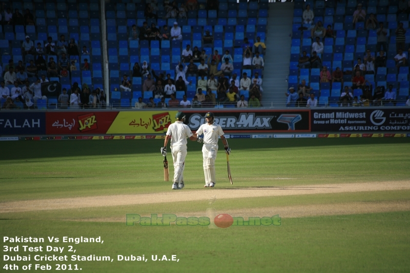 Younis Khan congratulates Azhar Ali