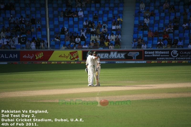 Younis Khan congratulates Azhar Ali