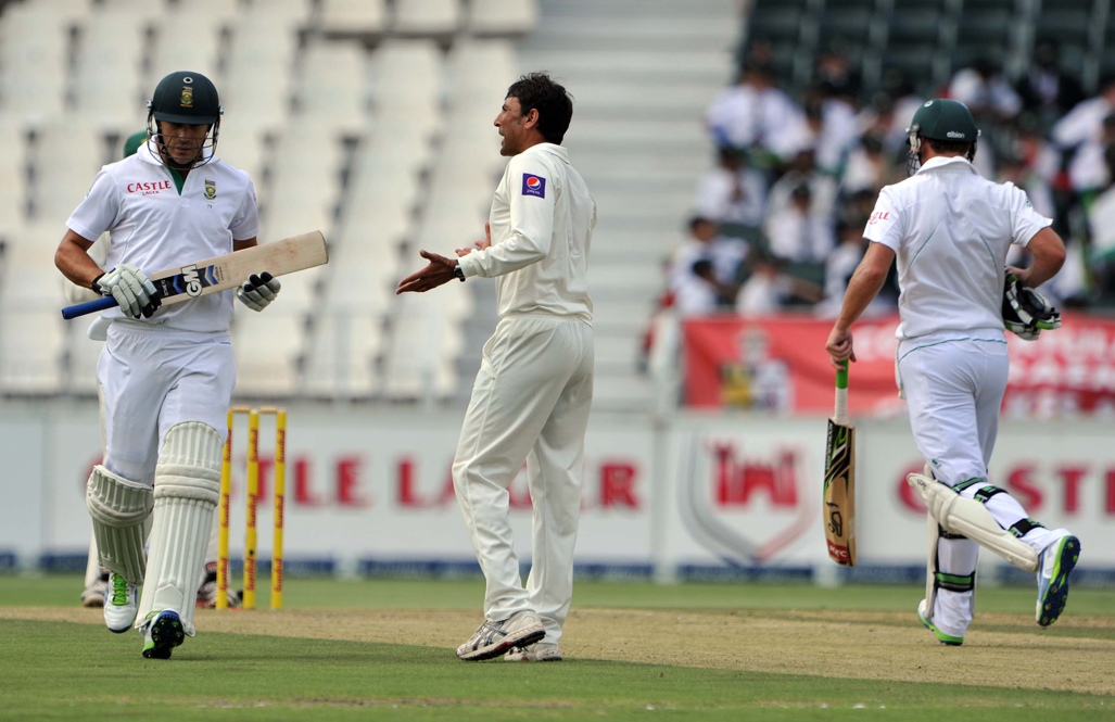 Younis Khan not pleased with that fielding effort