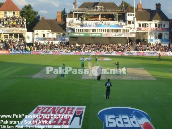 Younis Khan sets the field as Mohammed Amir gets ready to bowl another deli