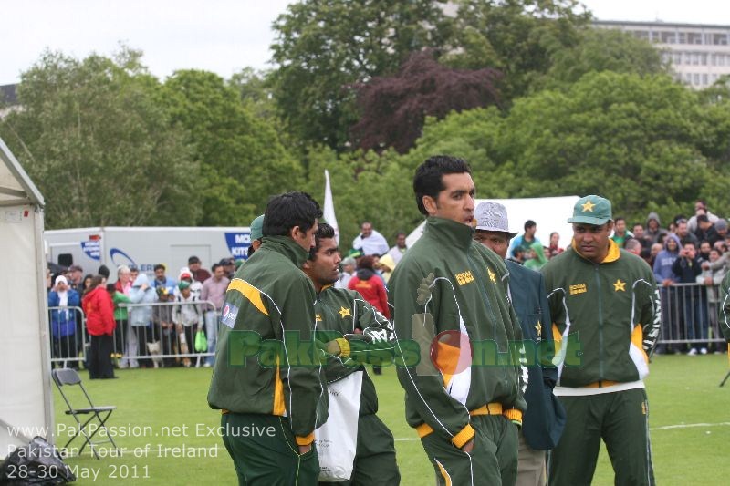 Younis Khan, Umar Akmal, Umar Gul, Intikhab Alam (Manager), Waqar Younis