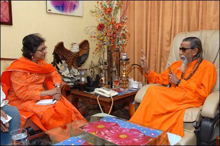 Traitor+Asma+Jahangir+with+Hindu+Terrorist+Bal+Thakray.jpg