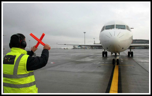 Marshaller%20stopping%20an%20OLT%20Express%20Fokker%20F70%20at%20Budapest-Ferenc%20Liszt%20International%20Airport.jpg