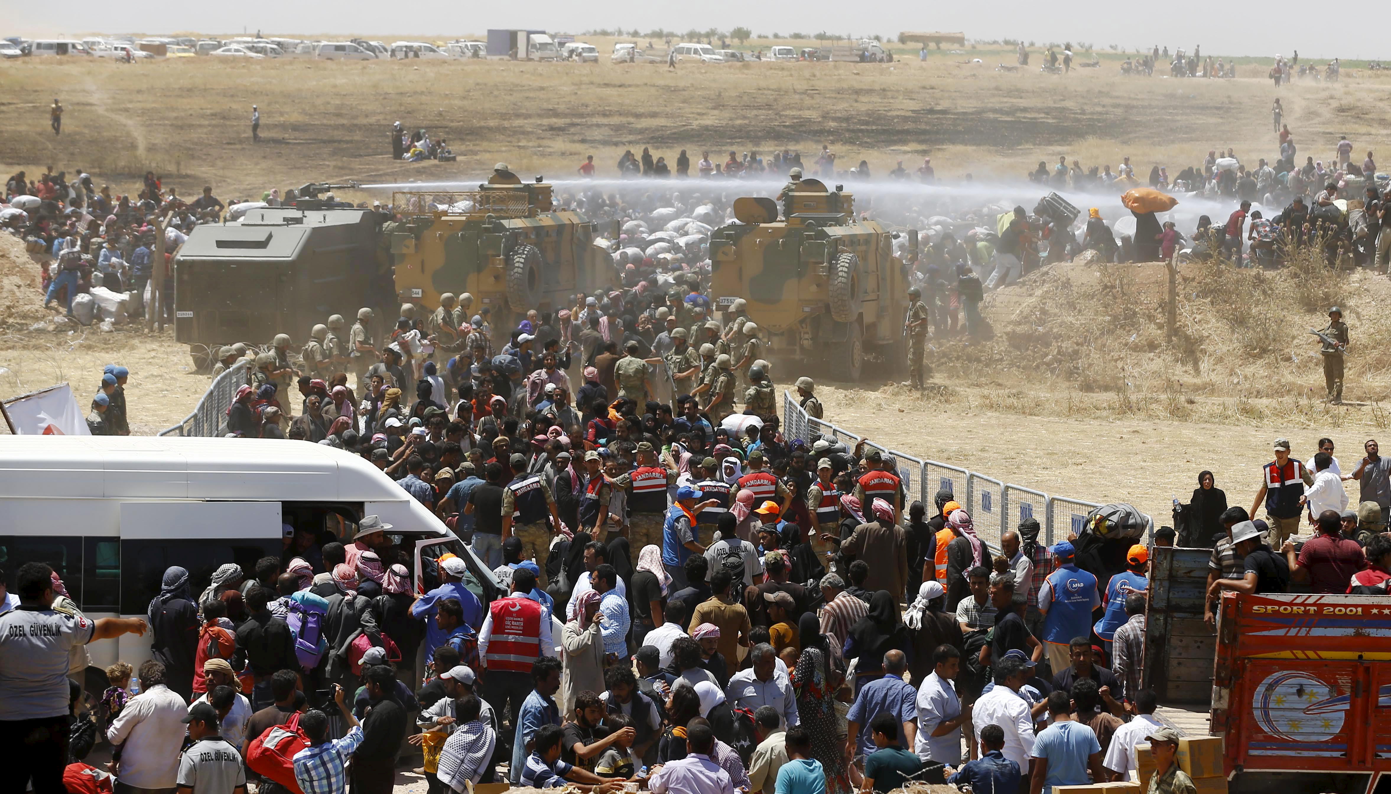 Syrians_fleeing_to_an_ISIS-3cf7900198930827b6fa7abe15e12bc7