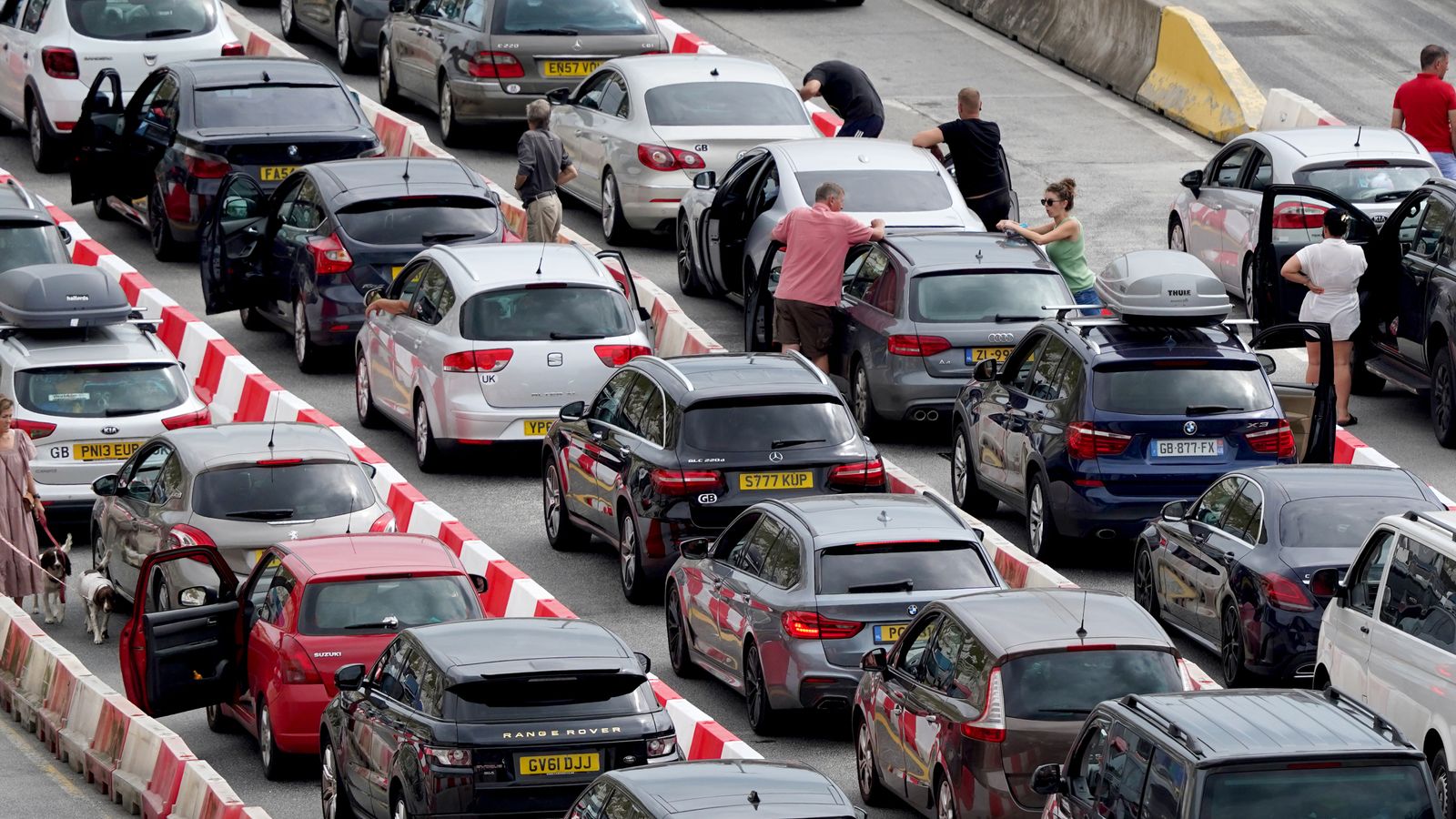 skynews-passengers-queue-ferries_5841466.jpg