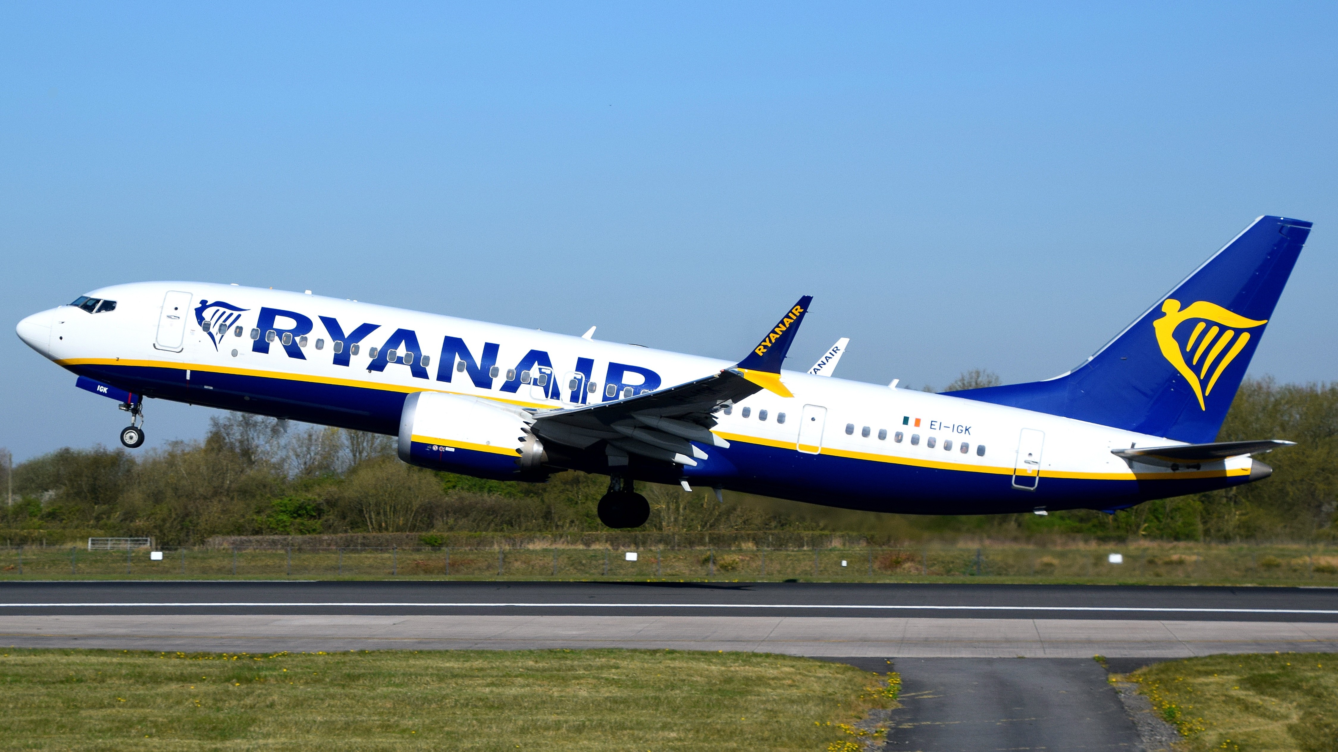 Ryanair_737_MAX_8200_Departing_MAN.jpg