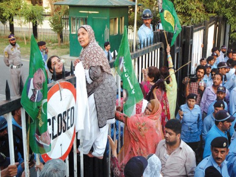 PMLN-Workers-at-President-House-Gate.jpg