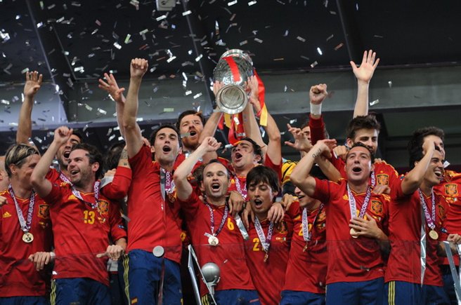 Spain_national_football_team_Euro_2012_trophy_02.jpg