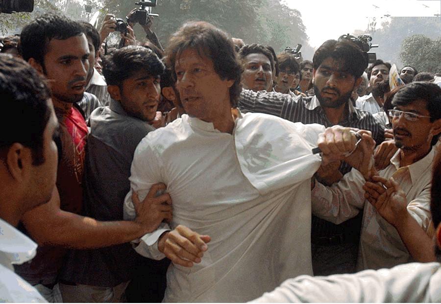 Imran-Khan-in-grip-og-Islami-Jamiat-Tulaba-in-Punjab-University-on-14-November-2007.jpg