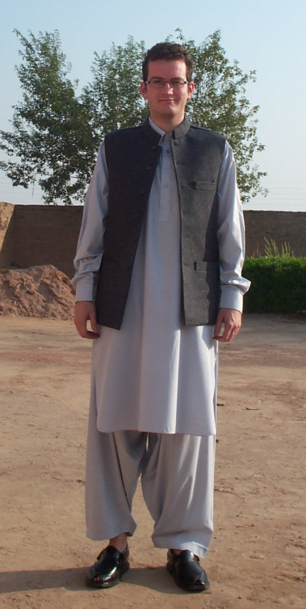 Clothing_worn_by_most_Pashtun_males.jpg