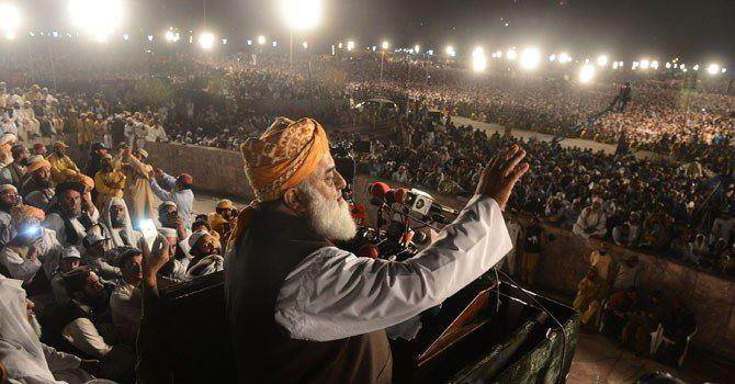 Molana-Fazal-ur-Rehman-is-addressing-a-big-gathering-at-Minar-e-Pakistan-31-03-13.jpg