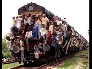 overloaded_train_hanging_india-1.jpg_thumb.jpg