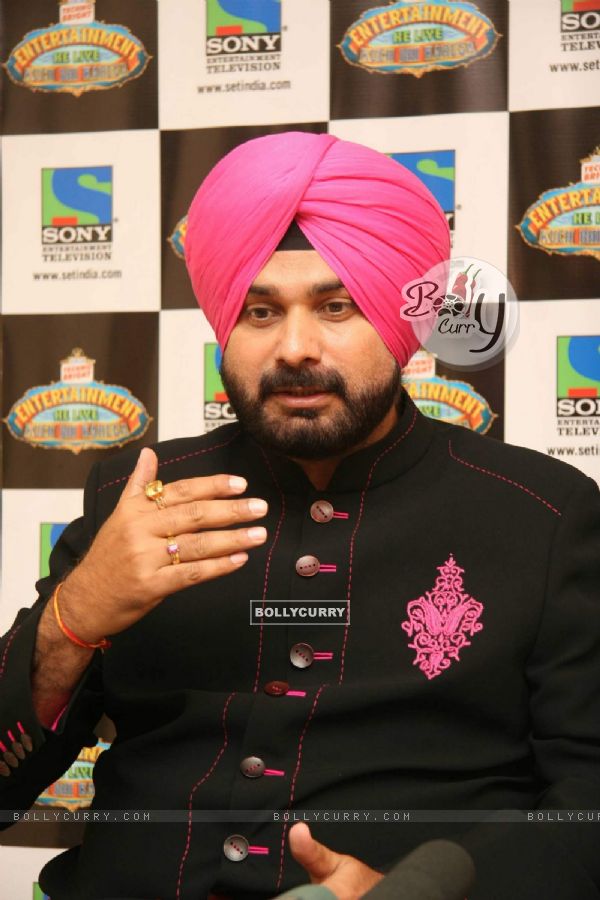 96757-navjot-singh-sidhu-on-the-sets-of-entertainment-ke-liye-kuch-bhi.jpg