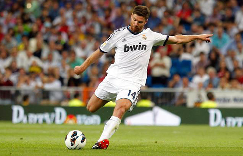 cristiano-ronaldo-550-xabi-alonso-class-when-making-a-long-pass-in-real-madrid-for-la-liga-2012-2013.jpg