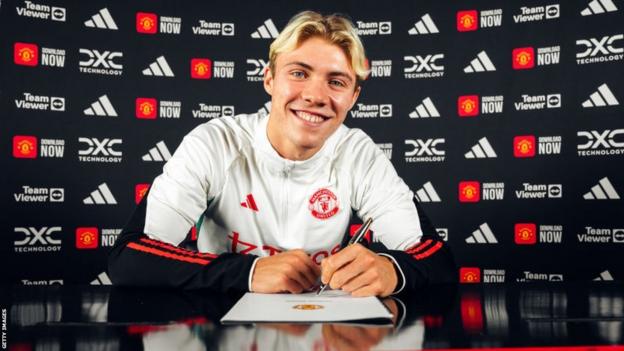 Rasmus Hojlund signs for Manchester United