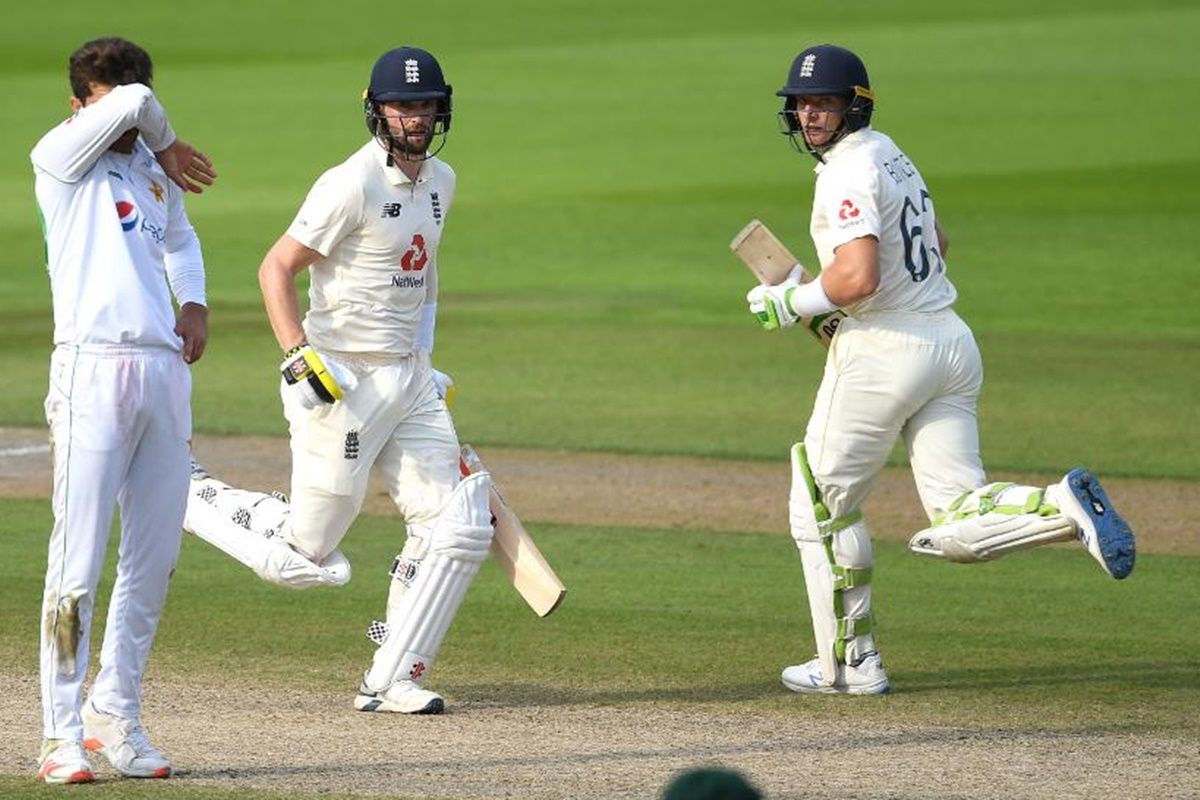 Shaheen-Afridi-hides-his-face-as-Jos-Buttler-and-Chris-Woakes-steal-a-single-in-first-Test-in-Manchester%C2%A9CC.jpg
