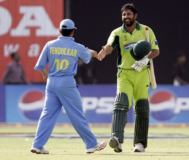 Pakistani-cricket-captain-Inzamam-Ul-Haq-R-smiles-as-he-shakes-hands-with-Indian-opponent-Sachin-Tendulkar-GettyImages-52633597.jpg
